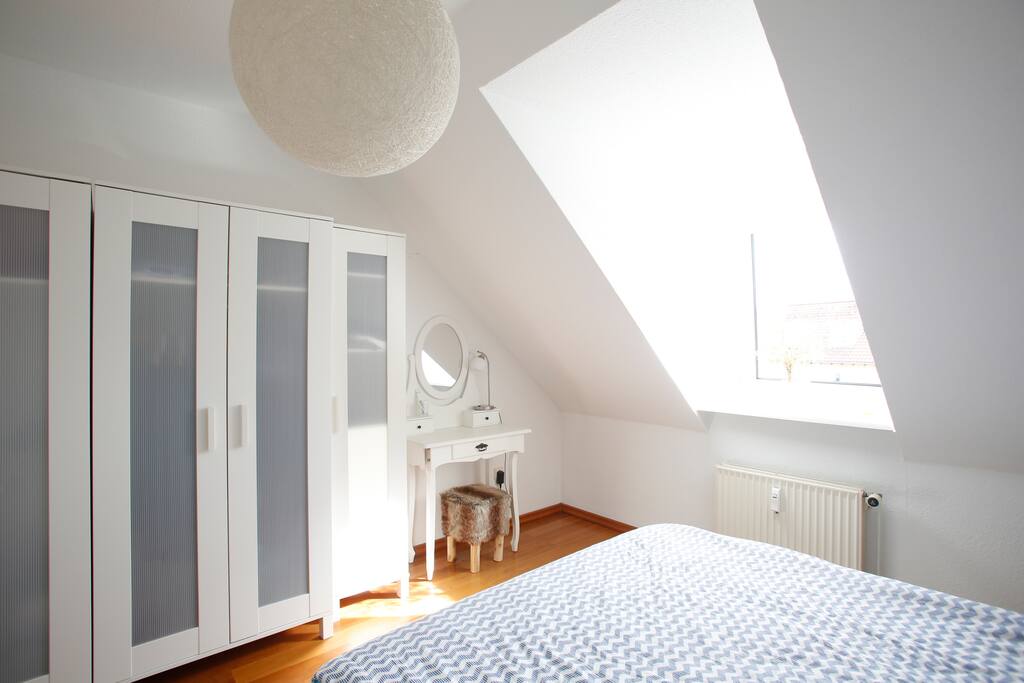 Schlafzimmer mit Bett 1/Sleeping Room with Bed No. 1