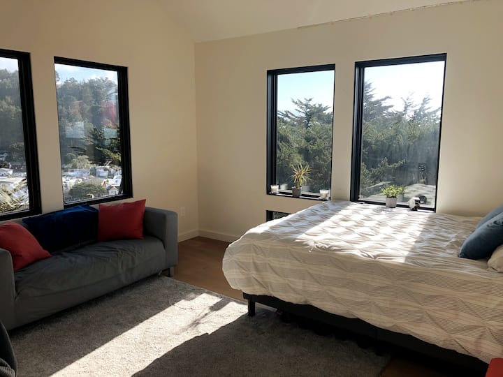 Chambre avec lit Queen et matelas gonflable