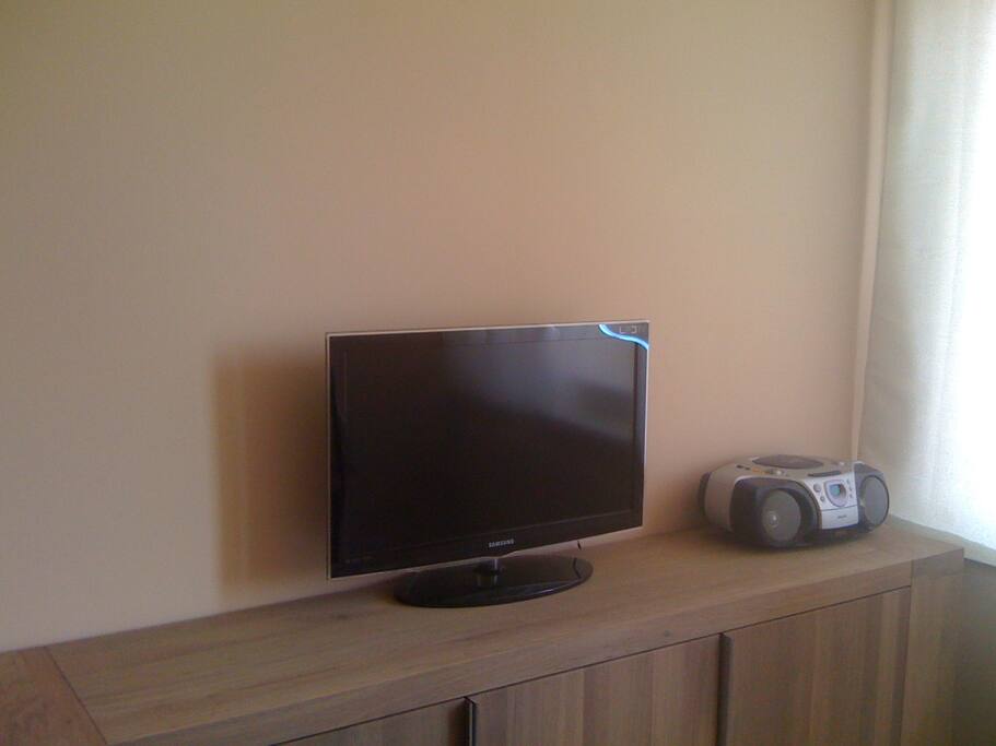 Flatscreen in zowel living als slaapkamer.