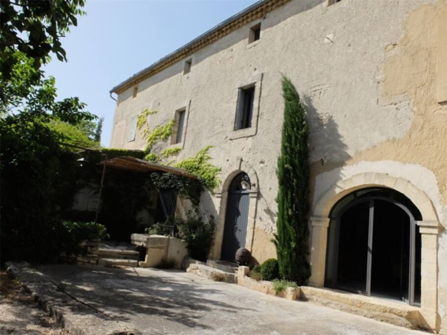 Vue sur entrée principale, la porte vitrée donne sur la salle-à-manger