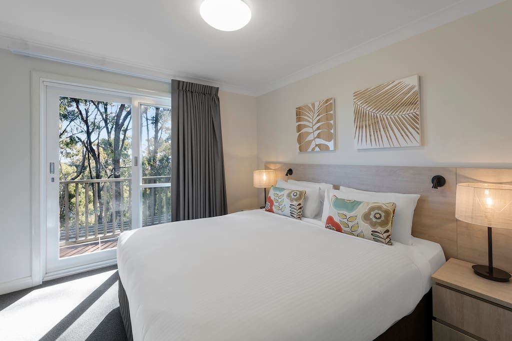 2 Bedroom Premier Villa: Bedroom with access to Private Balcony