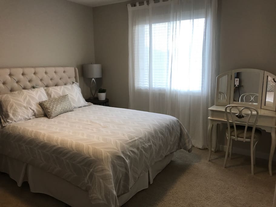 Queen room w/mirror vanity