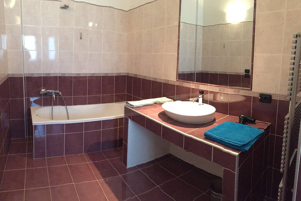 ampio bagno privato con vasca