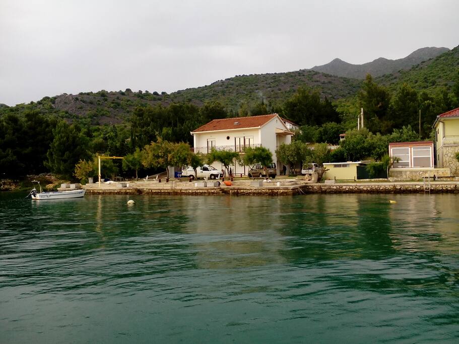 pogled na kucu s mora
