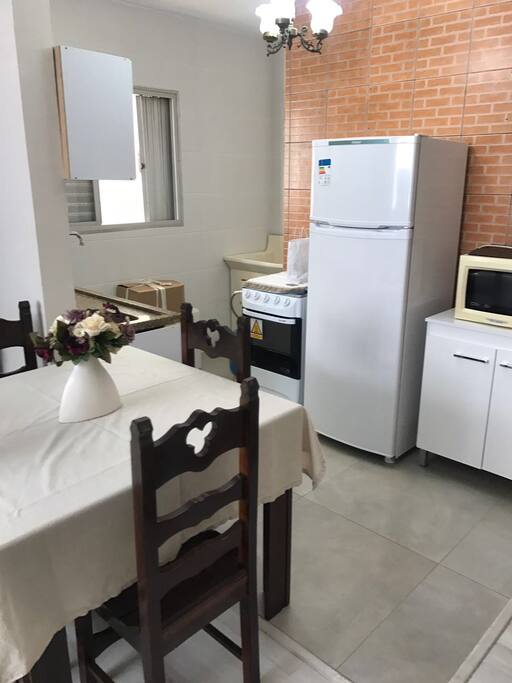 Cozinha com geladeira, fogão
novos e microondas