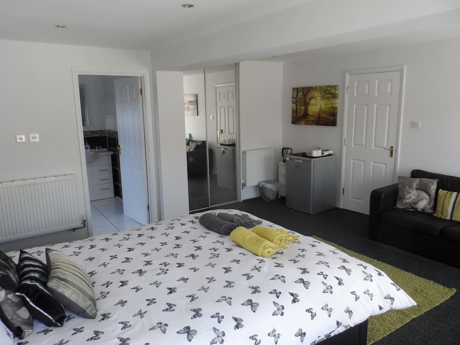 Kingsize bed walk-in wardrobe and fridge