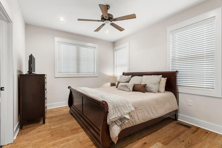 Veľká manželská posteľ v hlavnej posteli