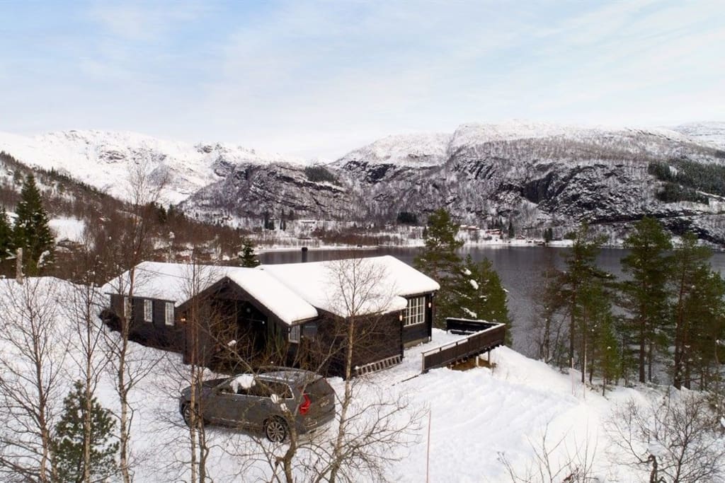 The cottage is located on a small hill overlooking Eikedalsvatnet. This is how it looks in the wintertime.