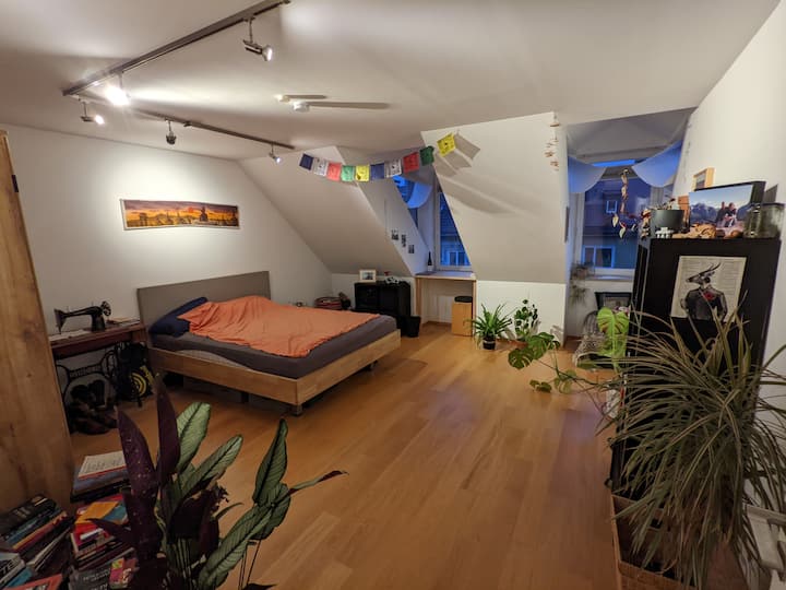 Sakafu ya 1: Chumba #1 (kitanda cha watu wawili, dawati) 