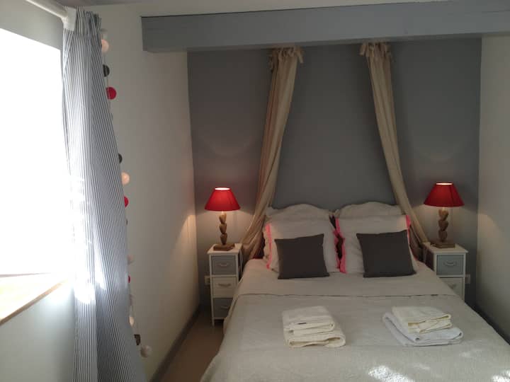 Habitación doble (cama de 140) en la planta baja, cuarto de baño y aseo contiguos