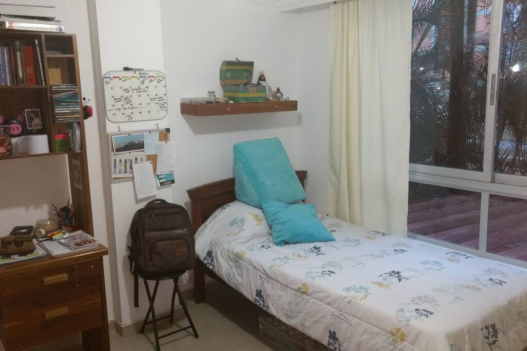 Cama sencilla con otra cama desplegable abajo
