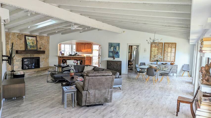 Beautiful La Jolla Village Getaway