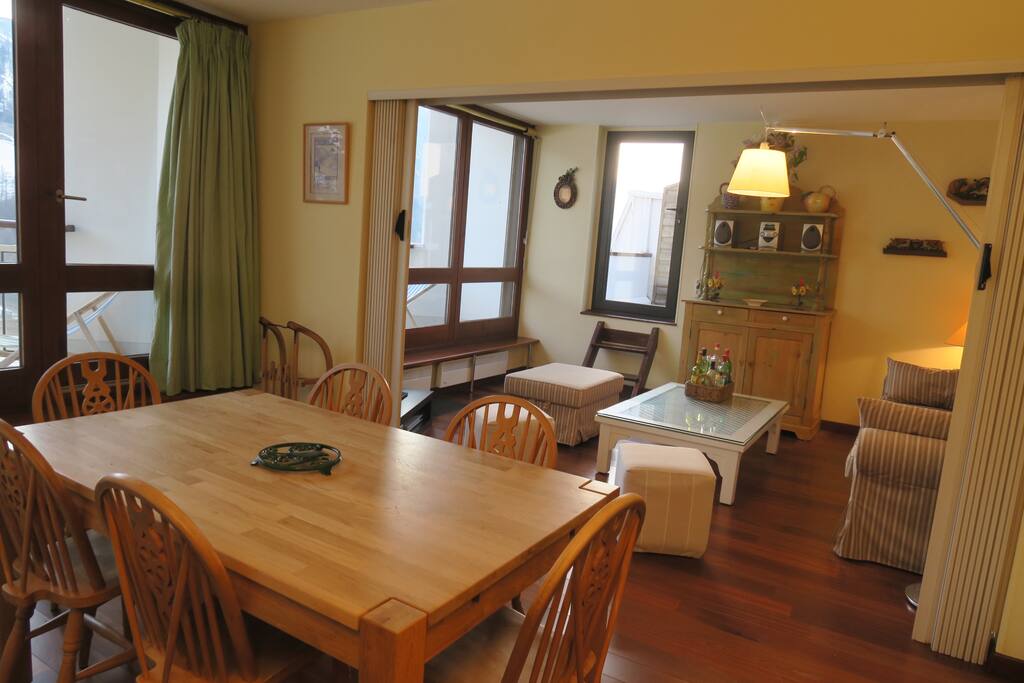 Séjour - Salle à manger. 2 balcons & une terrasse de 35m2 environ