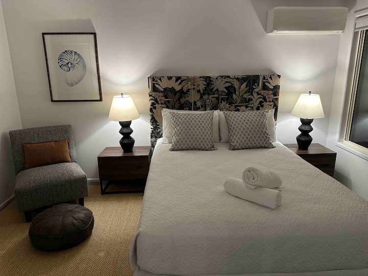 Главната спална соба со многу удобен душек од висока класа ќе направи да се чувствувате топло и пријатно додека се грижите за целиот тој тешко заработен сон.