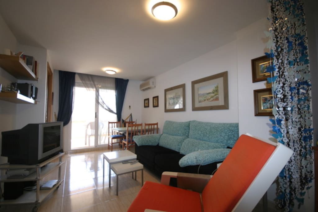 acogedor salón-comedor con sofá cama y T.V.
