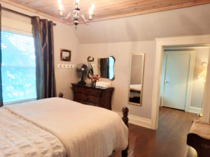 Cómoda cama queen, vestidor y enorme armario. Baño privado.