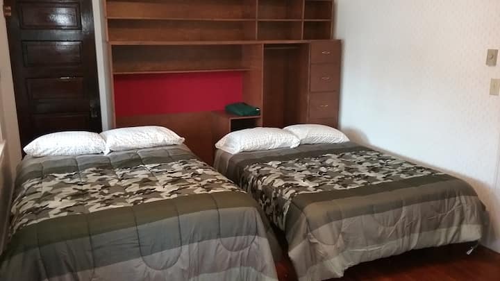 Простор за спиење со 2 кревета во целосна големина