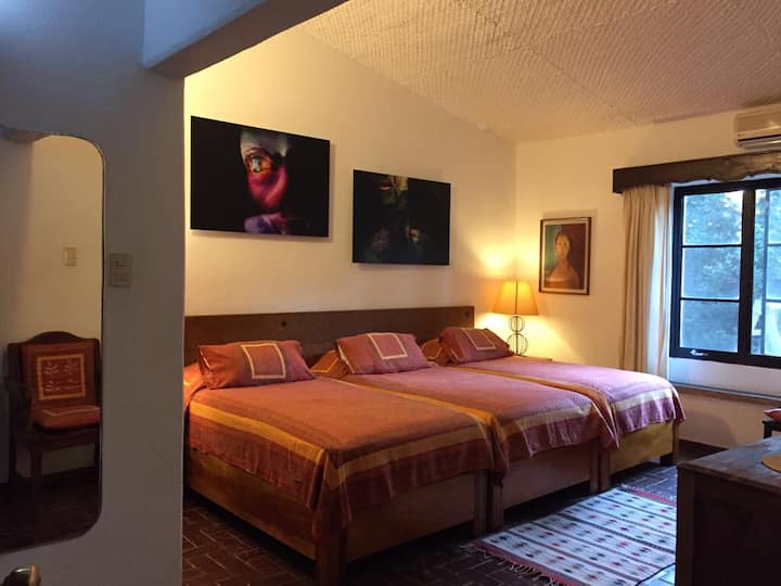  Спална соба 5. Оваа спална соба има четири единечни кревета.