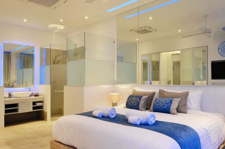 Suita Water Lily ka aroma, ngjyra dhe dizajne që i bëjnë homazh kësaj luleje të bukur. Është një nga gjashtë lulet e famshme të Tajlandës për të cilat janë emëruar gjashtë suitat tona.