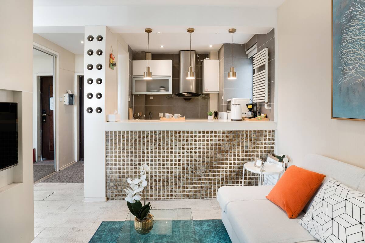 入住需绿码 半夏 步行至奥帆中心，近五四广场，香港中路商圈，楼下本地最有名海鲜餐厅开海，近地铁口