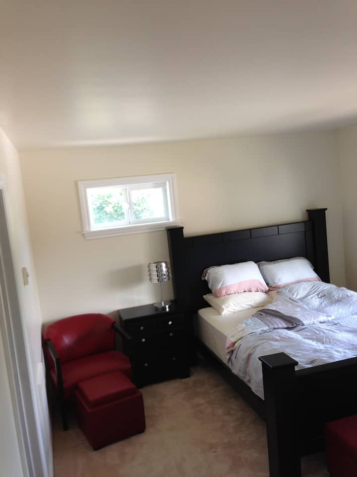 Kitanda aina ya Queen, kinara cha usiku na taa