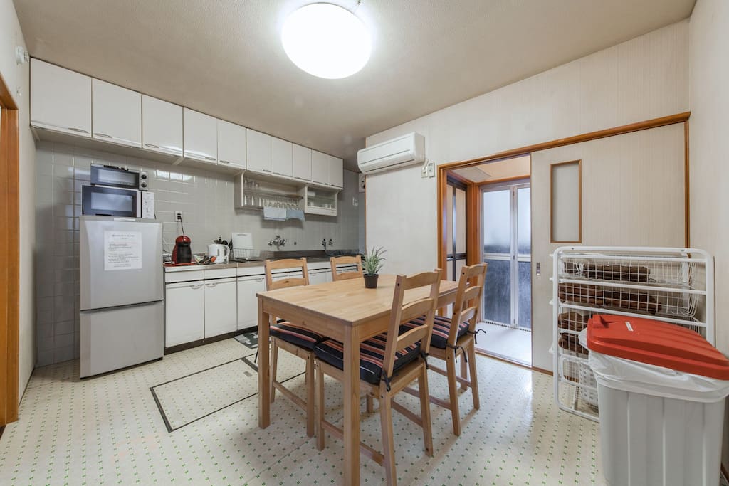 Kitchen-dining room
Large fridge that will store all your groceries and gifts.
大きな冷蔵庫ですので、おみやげ物などもたくさん入れられます!