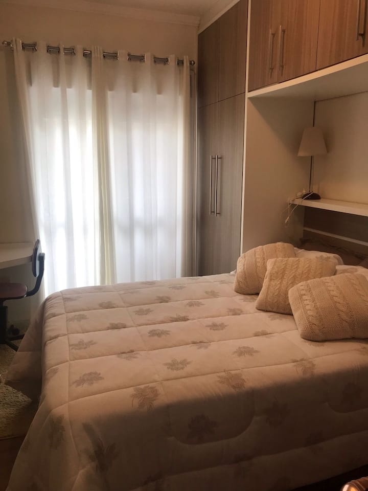 זווית אחרת בחדר השינה