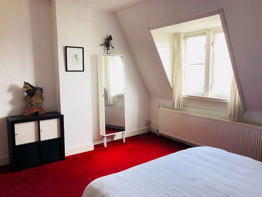 bedroom (2nd floor)