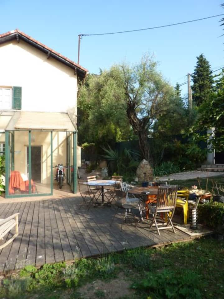 Maison Un Peu Atypique, Pour Famille De 3 à 5. - Vence