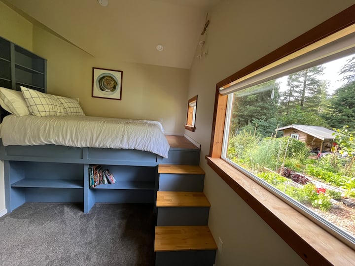 Оваа спална соба се наоѓа на главниот кат и гледа кон градината на западната страна од куќата. 

