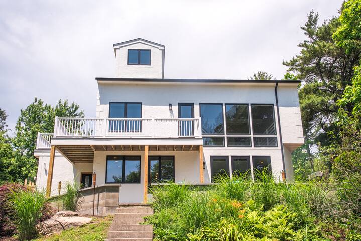 Water View Villa 10 minutes to Newport, WIFI! gallery image 4