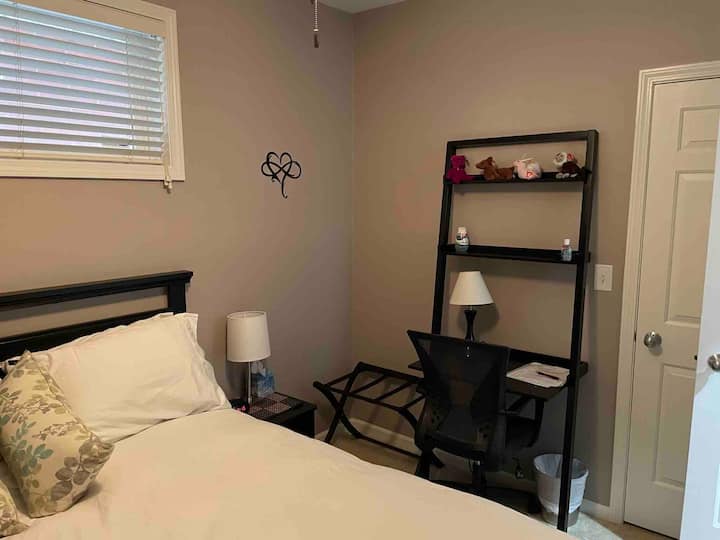 Schlafzimmer  mit Queensize-Bett 