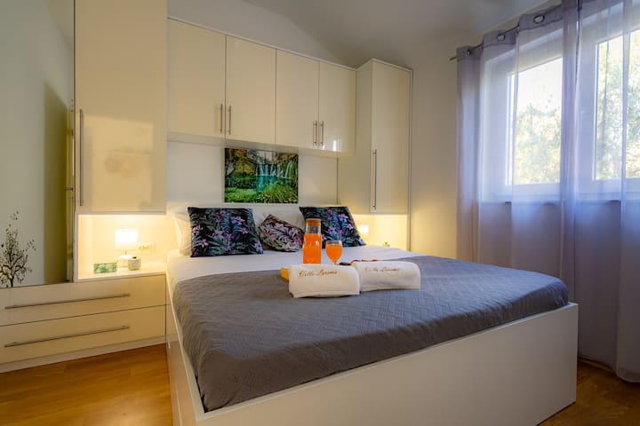 Sängstorlek 200x160/ vätska och myggnät på fönstret