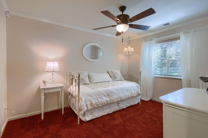 Habitación de invitados: cama individual con nido debajo (2 camas individuales).