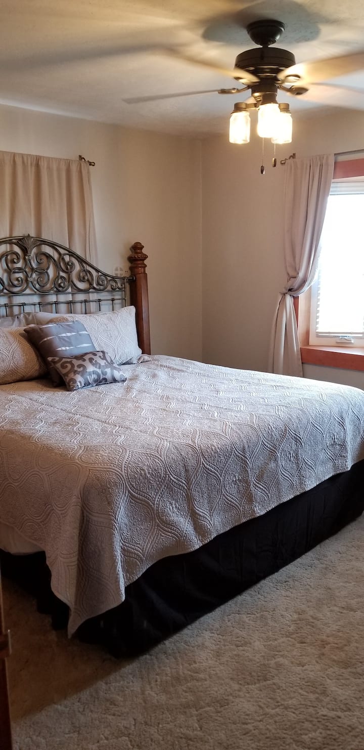 Cama tamaño king en la planta superior, dormitorio 1