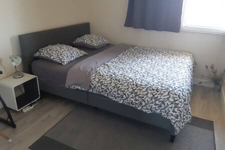 Chambre simple 10 m2 (les escaliers à monter)