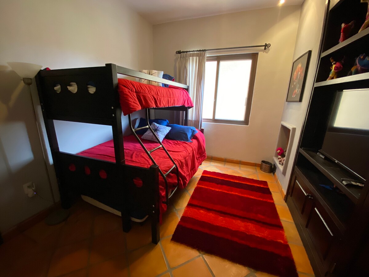 Habitación secundaria con litera: 1 cama matrimonial y 1 cama individual/Secondary room with bunk bed: 1 เตียงคู่ 1 เตียงเดี่ยว 1 เตียง 