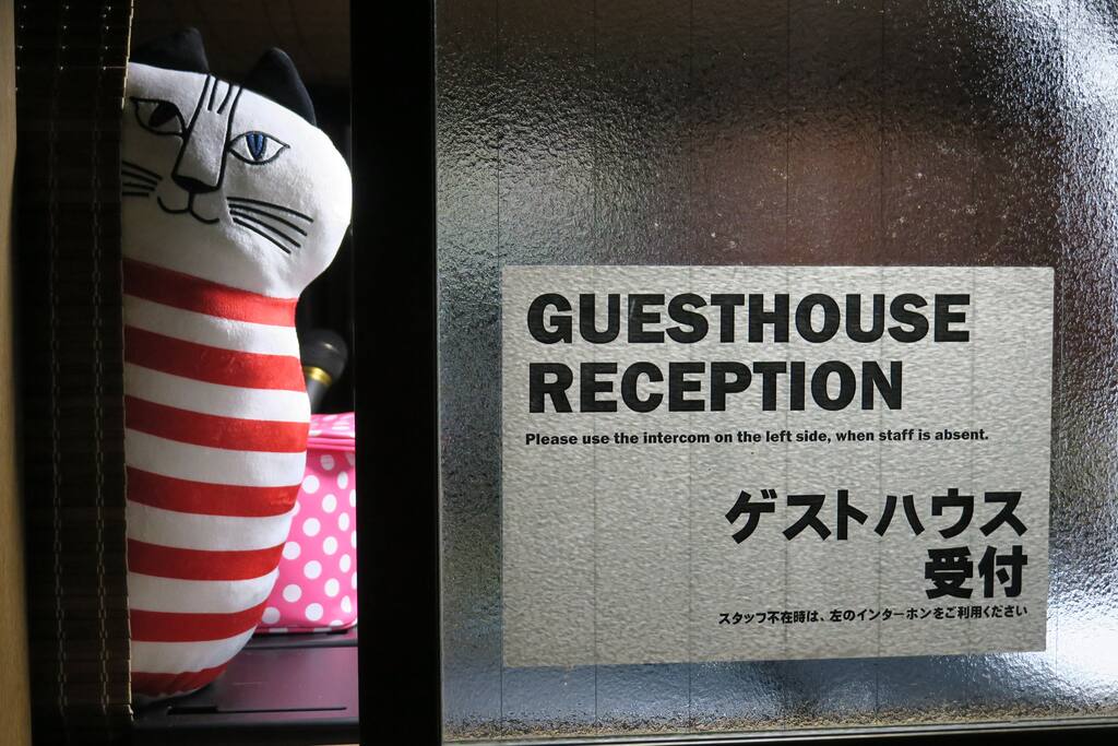 Our cat Muuchan looks like satff, but unfortunately he is not. So if only he stays here, you should use the intercom.