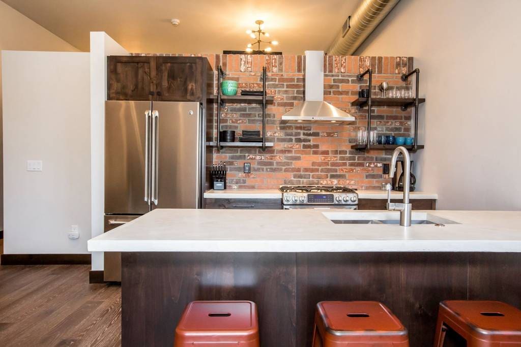 Fully equipped spacious and modern kitchen.