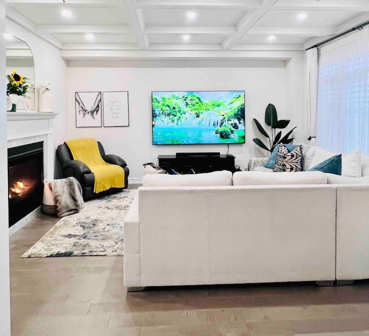 Luxury Oakville Home, Hot Tub, Fireplace (Upper) - Oakville