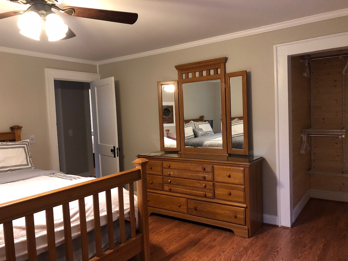 غرفة النوم الرئيسية بسرير كبير 