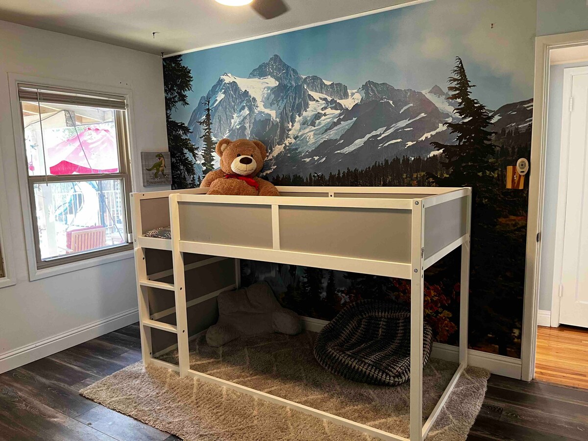 卧室3 ：上下铺。 未图片显示的是一张双人床垫，在顶部双层床垫下方。包括熊。