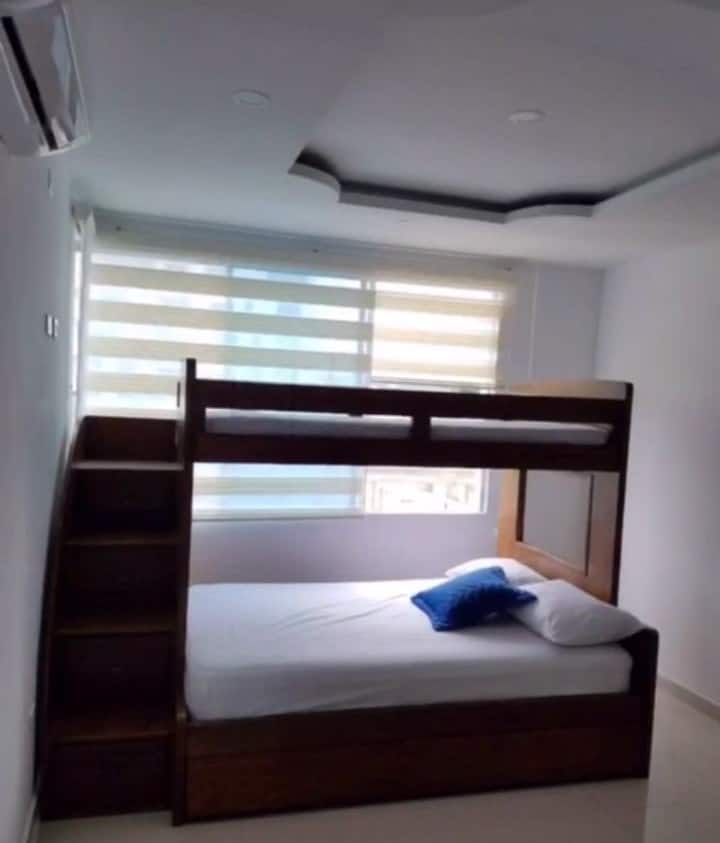 SCHLAFZIMMER MIT DREI BETTEN ETAGENBETT