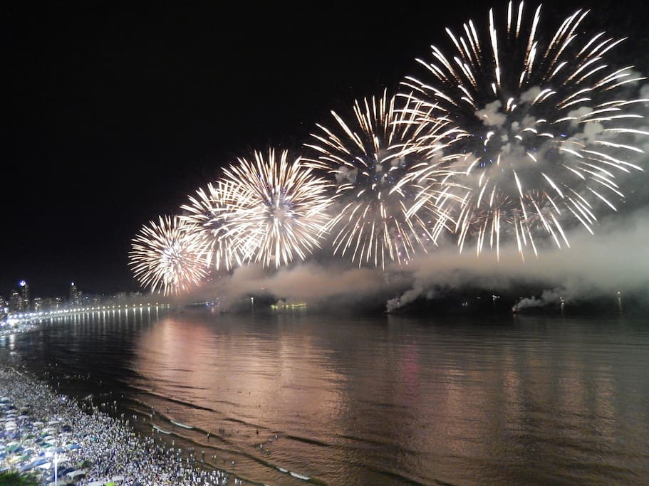Show de fogos de ano novo visto da varanda