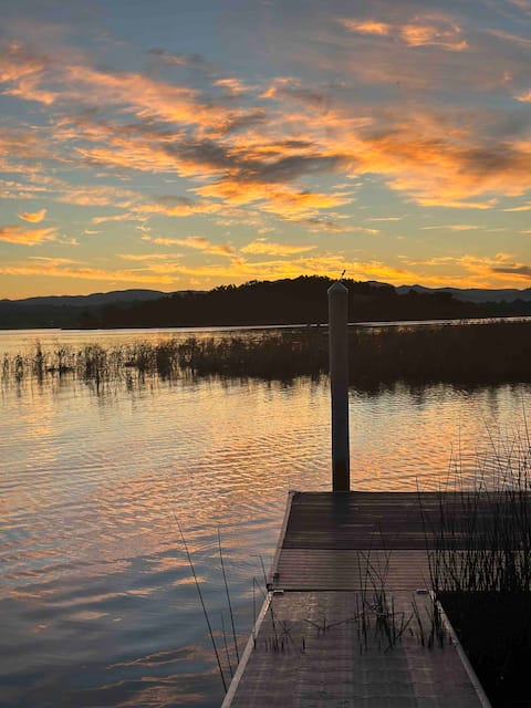 Lakefront Retreat w/ Dock, Kayaks & Sunrise Views