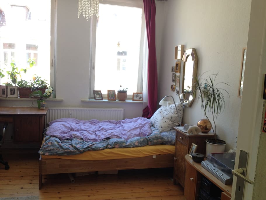 1. Zimmer mit Doppelbett und Schreibtischplatz