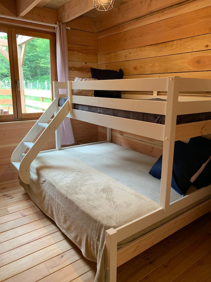 Ნომერი ორსართულიანი საწოლით 3 საწოლით 