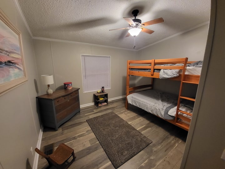 儿童房设有双人床 