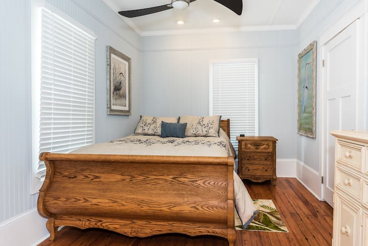 Dormitorio principal con cama con trineo de roble