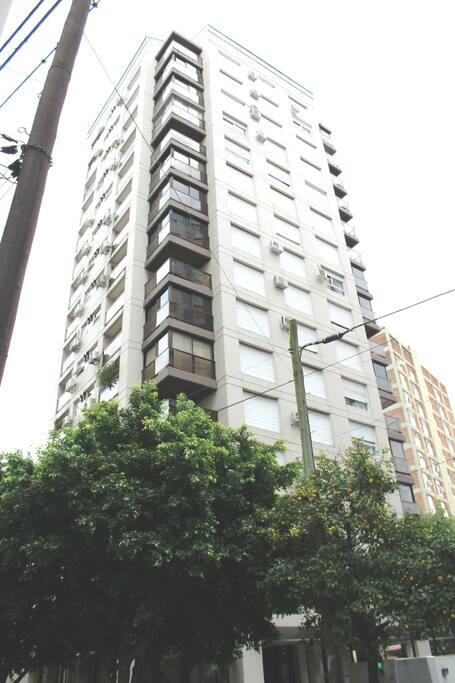 Edificio cuenta con seguridad por la noche